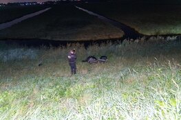 Motorrijder raakt gewond na crash van dijk in Halfweg