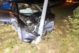 Beschonken vrouw aangehouden nadat ze complete lantaarnpaal uit de grond rijdt in Nieuw-Vennep
