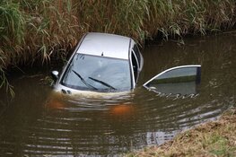 Automobilist rijdt het water in langs N207 bij Nieuw-Vennep