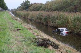 Automobilist rijdt het water in langs N207 bij Nieuw-Vennep