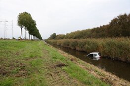 Automobilist rijdt het water in langs N207 bij Nieuw-Vennep