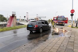Taxiauto vliegt in brand tijdens het rijden in Zwanenburg