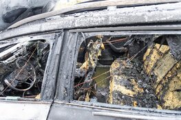 Taxiauto vliegt in brand tijdens het rijden in Zwanenburg