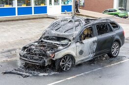 Taxiauto vliegt in brand tijdens het rijden in Zwanenburg