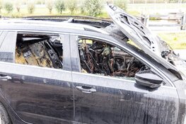 Taxiauto vliegt in brand tijdens het rijden in Zwanenburg