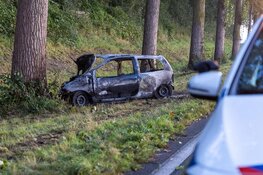 Ernstig ongeluk: omstanders trekken persoon uit brandende auto in Hoofddorp