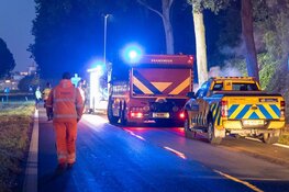 Ernstig ongeluk: omstanders trekken persoon uit brandende auto in Hoofddorp