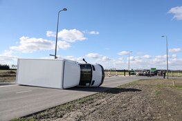 Bakwagen op zijn kant in Hoofddorp