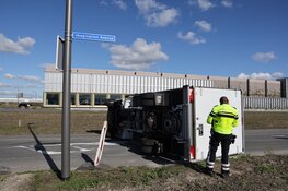 Bakwagen op zijn kant in Hoofddorp
