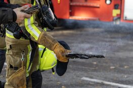 Isolatiemateriaal werkbus in de brand langs A4 bij Nieuw-Vennep