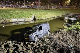 Dronken bestuurder rijdt met kapot wiel de sloot in bij Schiphol