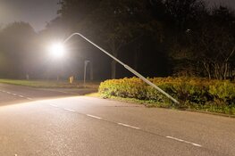 Automobilist rijdt lantaarnpaal uit de grond in Zwanenburg