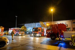Grote brand bij autobedrijf aan de Robijnlaan in Hoofddorp