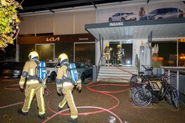 Grote brand bij autobedrijf aan de Robijnlaan in Hoofddorp