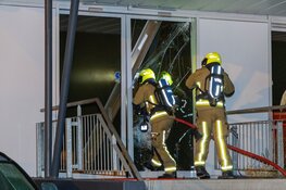 Grote brand bij autobedrijf aan de Robijnlaan in Hoofddorp