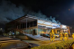 Grote brand bij autobedrijf aan de Robijnlaan in Hoofddorp