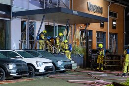 Grote brand bij autobedrijf aan de Robijnlaan in Hoofddorp