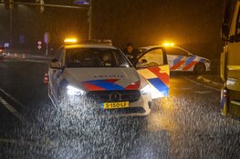 Drie voertuigen betrokken bij ongeval Leimuiderbrug, inzittenden onder schot na vondst wapen