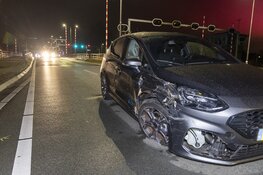 Drie voertuigen betrokken bij ongeval Leimuiderbrug, inzittenden onder schot na vondst wapen
