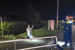 Drie voertuigen betrokken bij ongeval Leimuiderbrug, inzittenden onder schot na vondst wapen