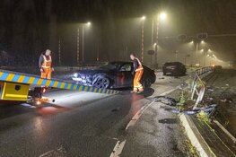 Drie voertuigen betrokken bij ongeval Leimuiderbrug, inzittenden onder schot na vondst wapen