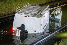 Busje belandt in het water langs de Vijfhuizerweg bij Schiphol