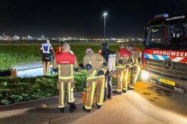 Busje belandt in het water langs de Vijfhuizerweg bij Schiphol