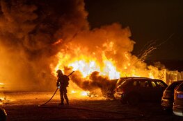 Tientallen auto's in brand in Rijsenhout naast Schiphol