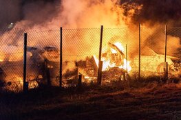 Tientallen auto's in brand in Rijsenhout naast Schiphol