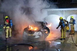 Auto vat vlam aan Elisa van Calcarstraat in Hoofddorp