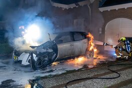 Auto vat vlam aan Elisa van Calcarstraat in Hoofddorp