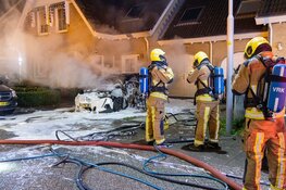 Auto vat vlam aan Elisa van Calcarstraat in Hoofddorp