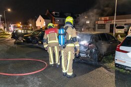 Auto gaat in vlammen op, politie vermoedt brandstichting
