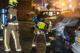 Auto gaat in vlammen op, politie vermoedt brandstichting