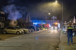 Auto gaat in vlammen op, politie vermoedt brandstichting