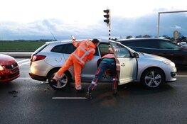 Kindje en vrouw naar ziekenhuis na kopstaartbotsing in Vijfhuizen