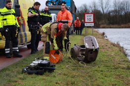 Hulpdiensten rukken massaal uit voor scooter in het water in Vijfhuizen