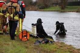 Hulpdiensten rukken massaal uit voor scooter in het water in Vijfhuizen