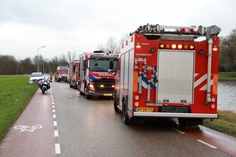 Hulpdiensten rukken massaal uit voor scooter in het water in Vijfhuizen