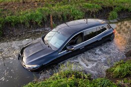 Taxi-bestuurder vliegt uit de bocht, belandt in sloot, en wordt aangehouden