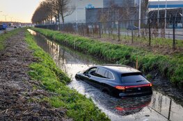 Taxi-bestuurder vliegt uit de bocht, belandt in sloot, en wordt aangehouden