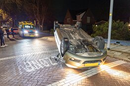 Automobilist over de kop bij eenzijdig ongeval in Zwanenburg