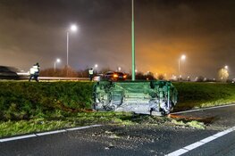 Voertuig schiet van de weg en komt op zijn kant terecht na ongeval op de A5 bij Hoofddorp