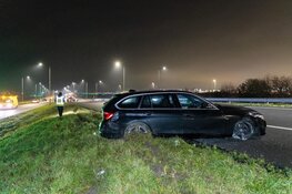Voertuig schiet van de weg en komt op zijn kant terecht na ongeval op de A5 bij Hoofddorp
