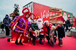 Groot feest bij Vomar PAX met de Kersttruck vol gratis kerstpakketten en sneeuw