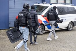 Politie lost waarschuwingsschoten bij aanhoudingen bij bedrijfspand in Uithoorn