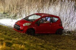 Auto raakt te water op A9 bij Badhoevedorp