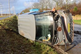 Bestelbus op zijn kant in Nieuw-Vennep