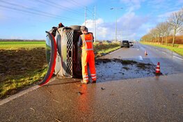 Bestelbus op zijn kant in Nieuw-Vennep