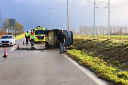 Bestelbus op zijn kant in Nieuw-Vennep